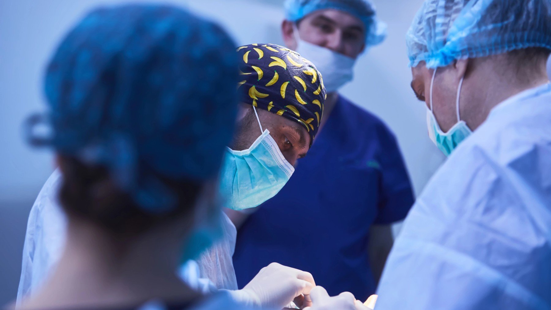 Un equipo médico lleva a cabo una cirugía.