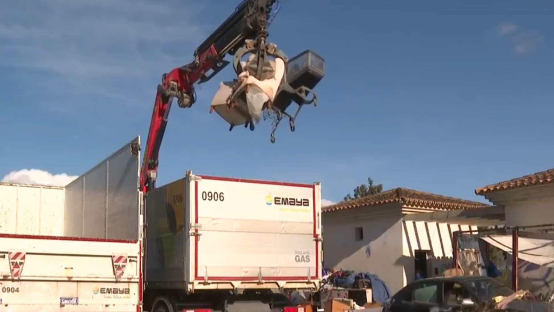 Limpieza del solar municipal donde se alojaba la familia desahuciada en el barrio de Son Malferit.