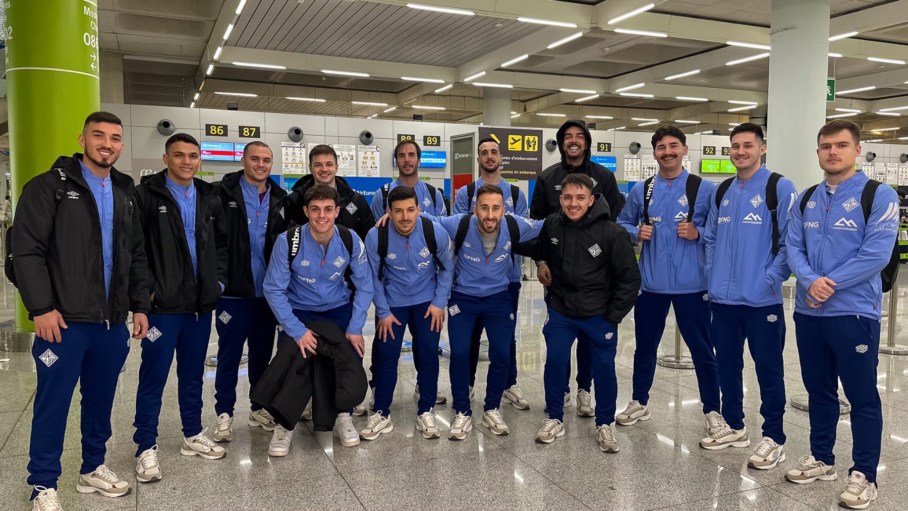 El Illes Balears Palma Futsal en el Aeropuerto de Son Sant Joan antes de viajar a Barcelona (1)