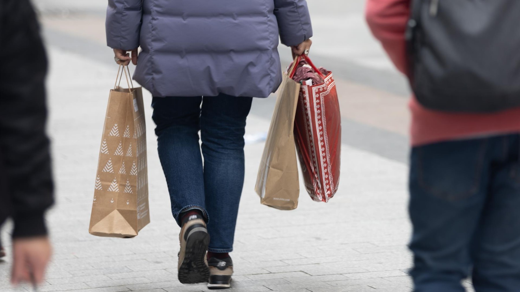 Una persona sujeta varias bolsas con compras. (Europa Press)