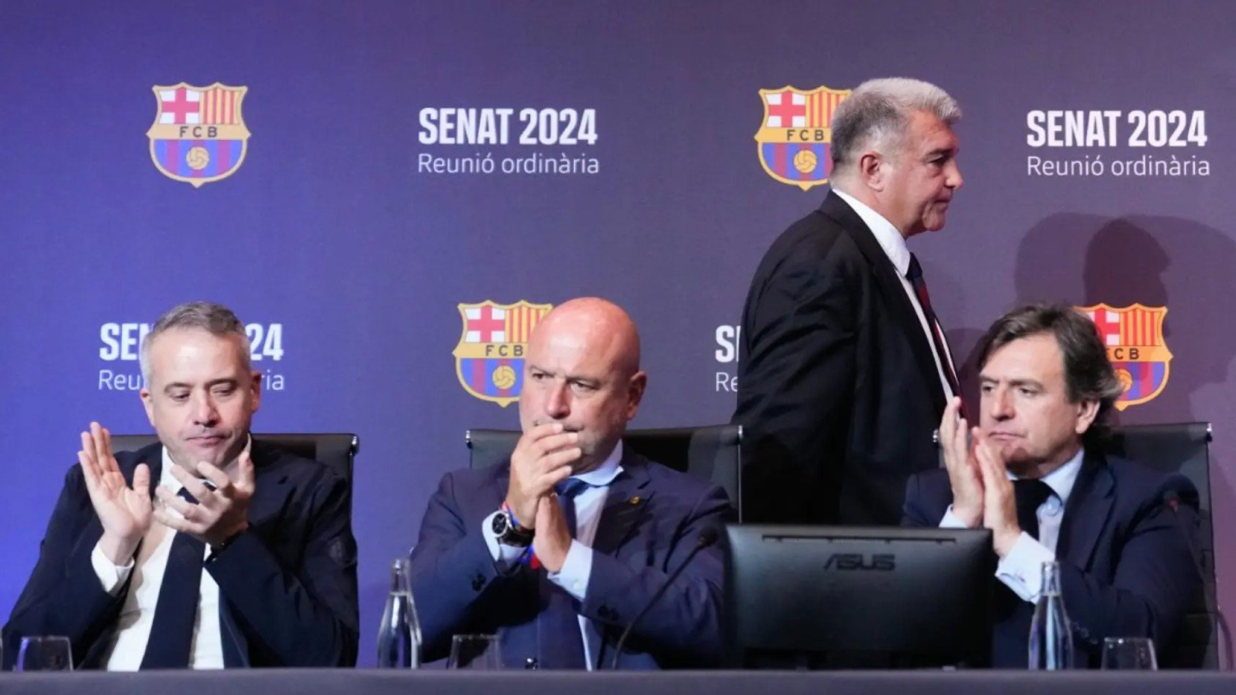 Joan Laporta, junto a su junta directiva, en la Reunión Ordinaria del Senado del Barcelona. (EFE)