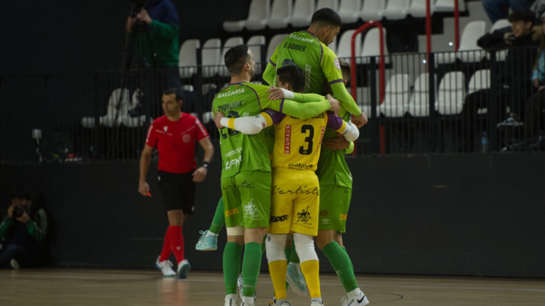 Los jugadores celebran el triunfo.