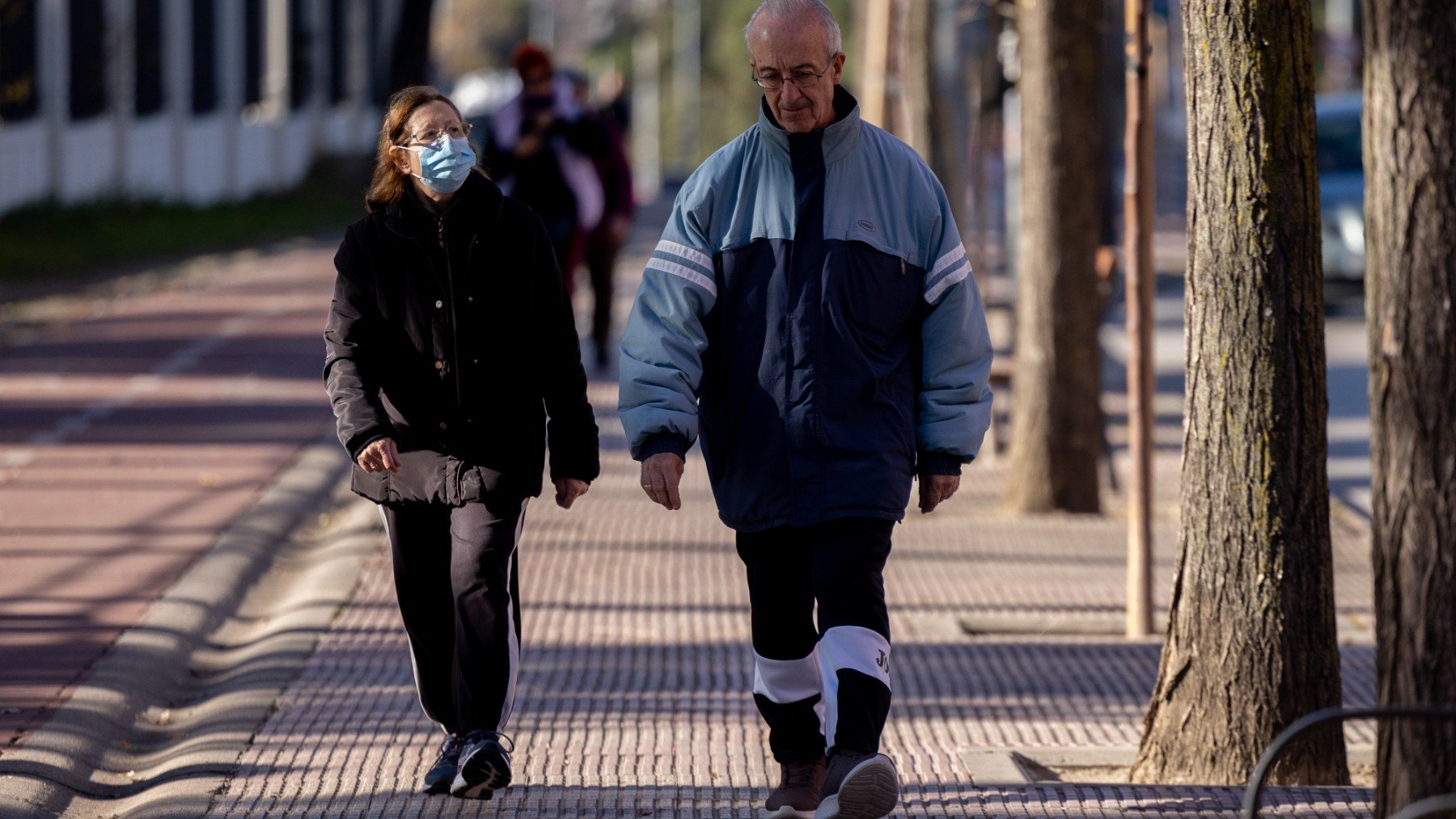 Dos personas caminan por la calle. (EP)