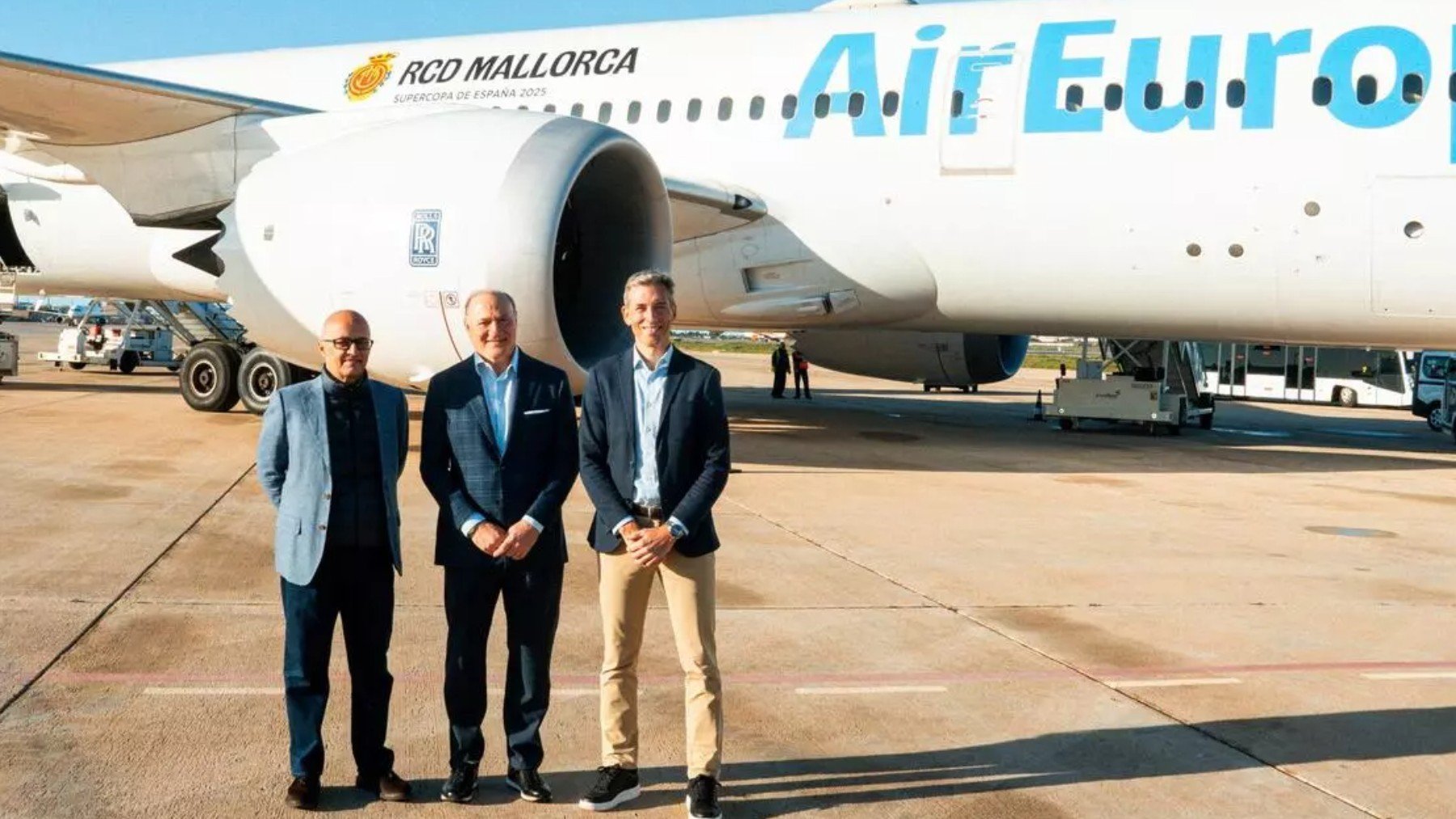 Richard Clarck, Andy Kohlberg y Alfonso Díaz, en la presentación del avión.