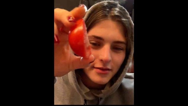 Joven venezolana sobre la fruta en España