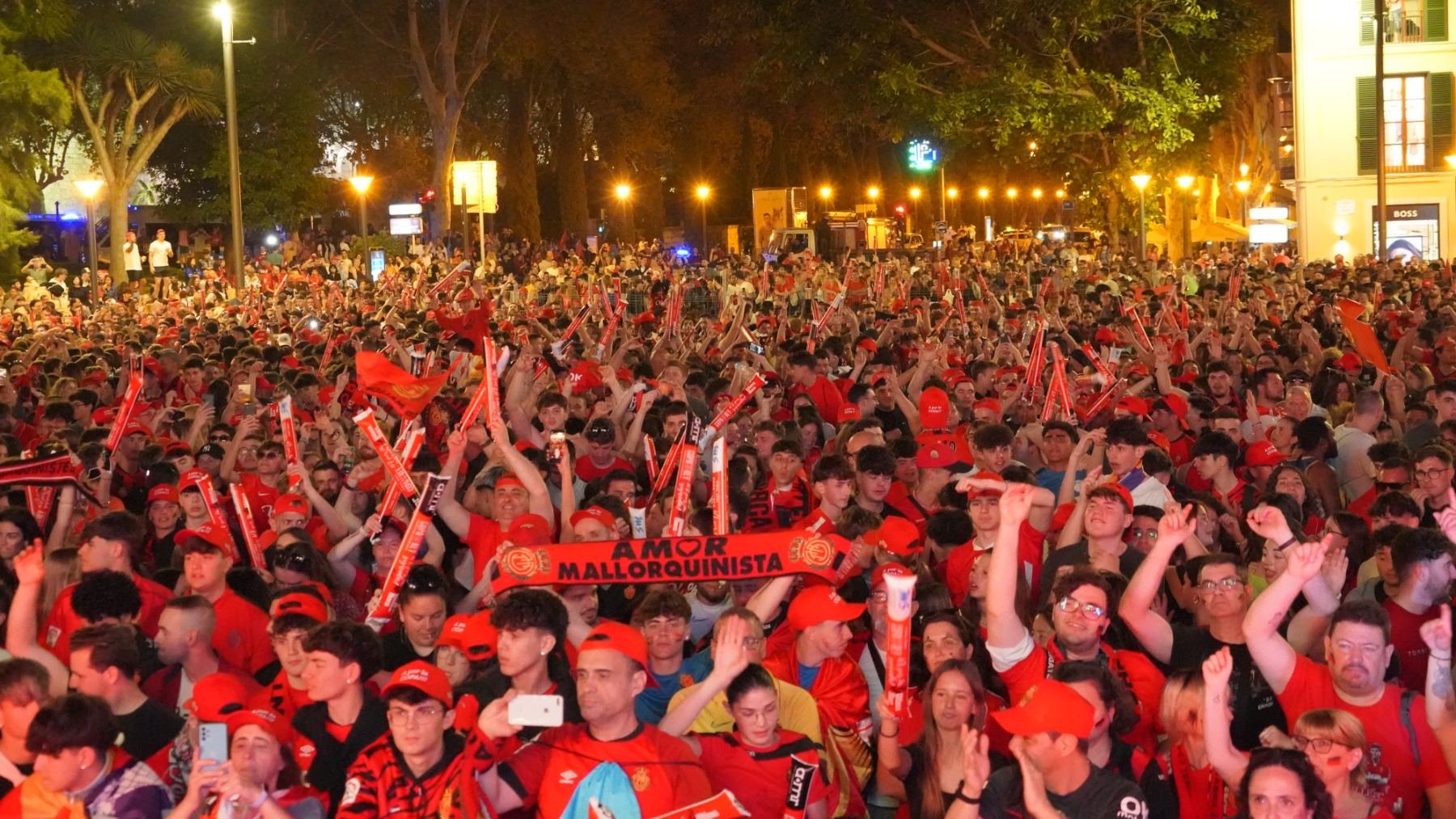 Aficionados siguiendo la final de la Copa del Rey.