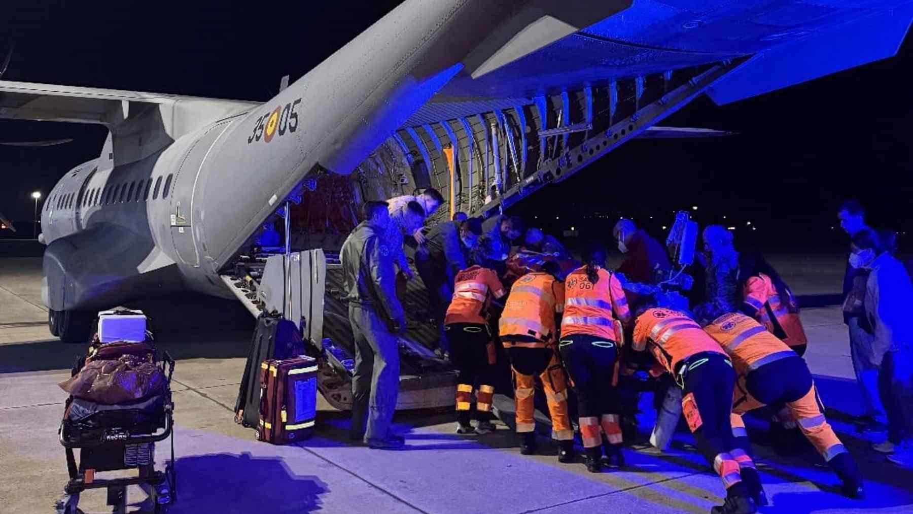 Traslado de la menor en un avión del Ejército.