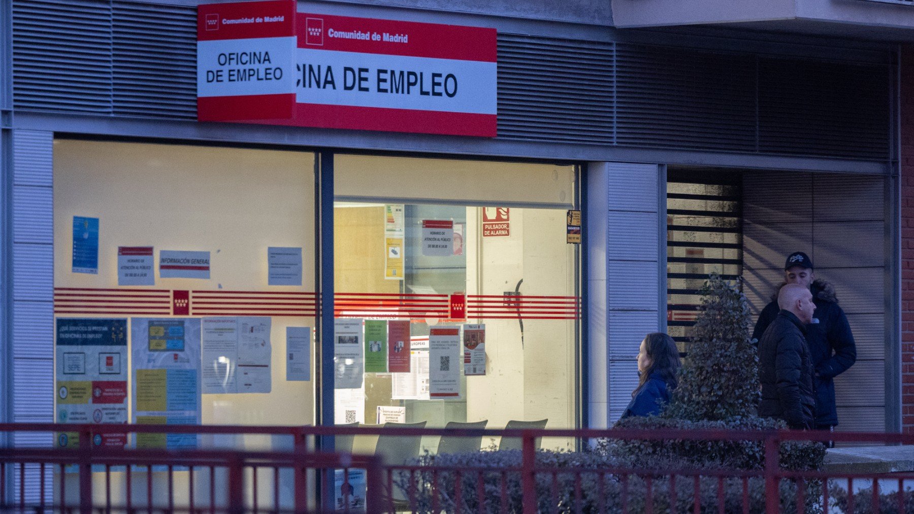 Varias personas esperan en la puerta de una oficina de empleo. (EP)