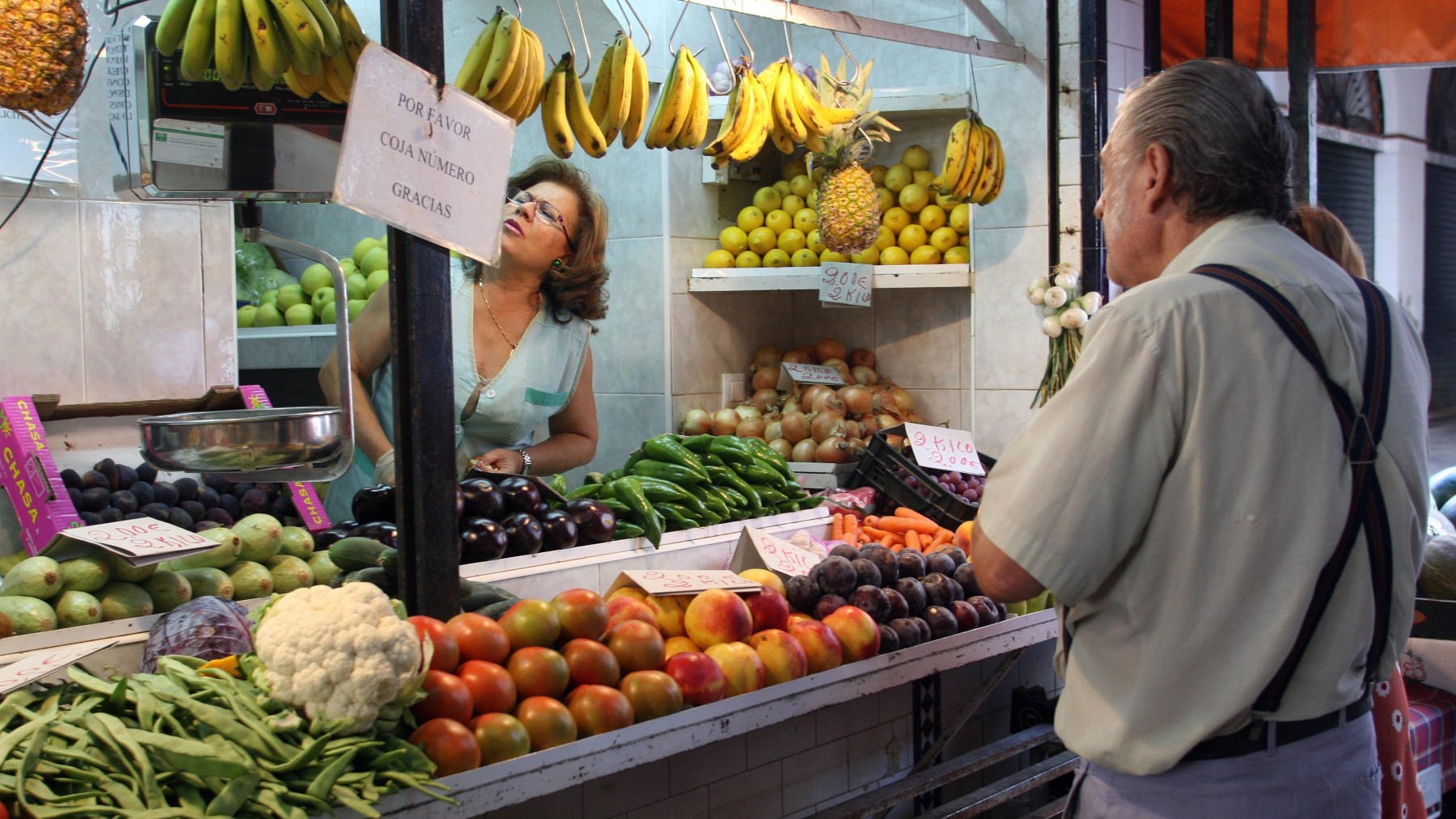 Dos personas compran en una frutería. (EP)