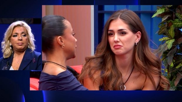 Jeimy Báez habla con Maica en GH DÚO ante la mirada de Carmen Borrego (Mediaset).