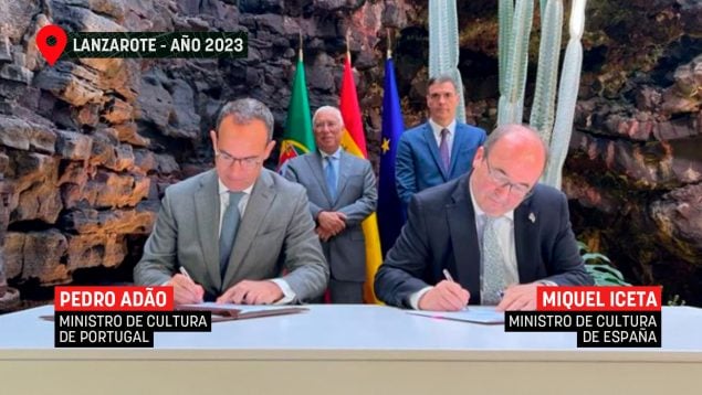 Pedro Sánchez, al fondo, observando a Miquel Iceta (Cultura) firmando el acuerdo que daba luz verde a 'Operegrina'.