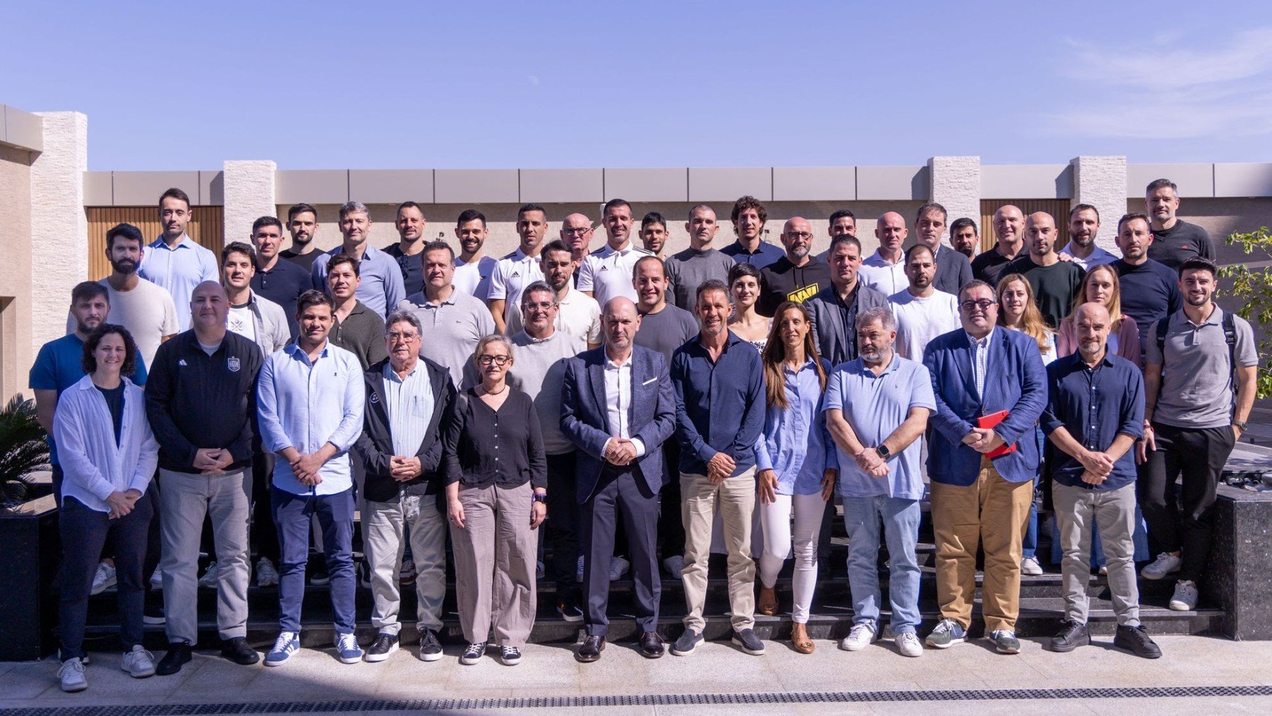 Louzán con los entrenadores españoles que trabajan en Arabia Saudí. (RFEF)