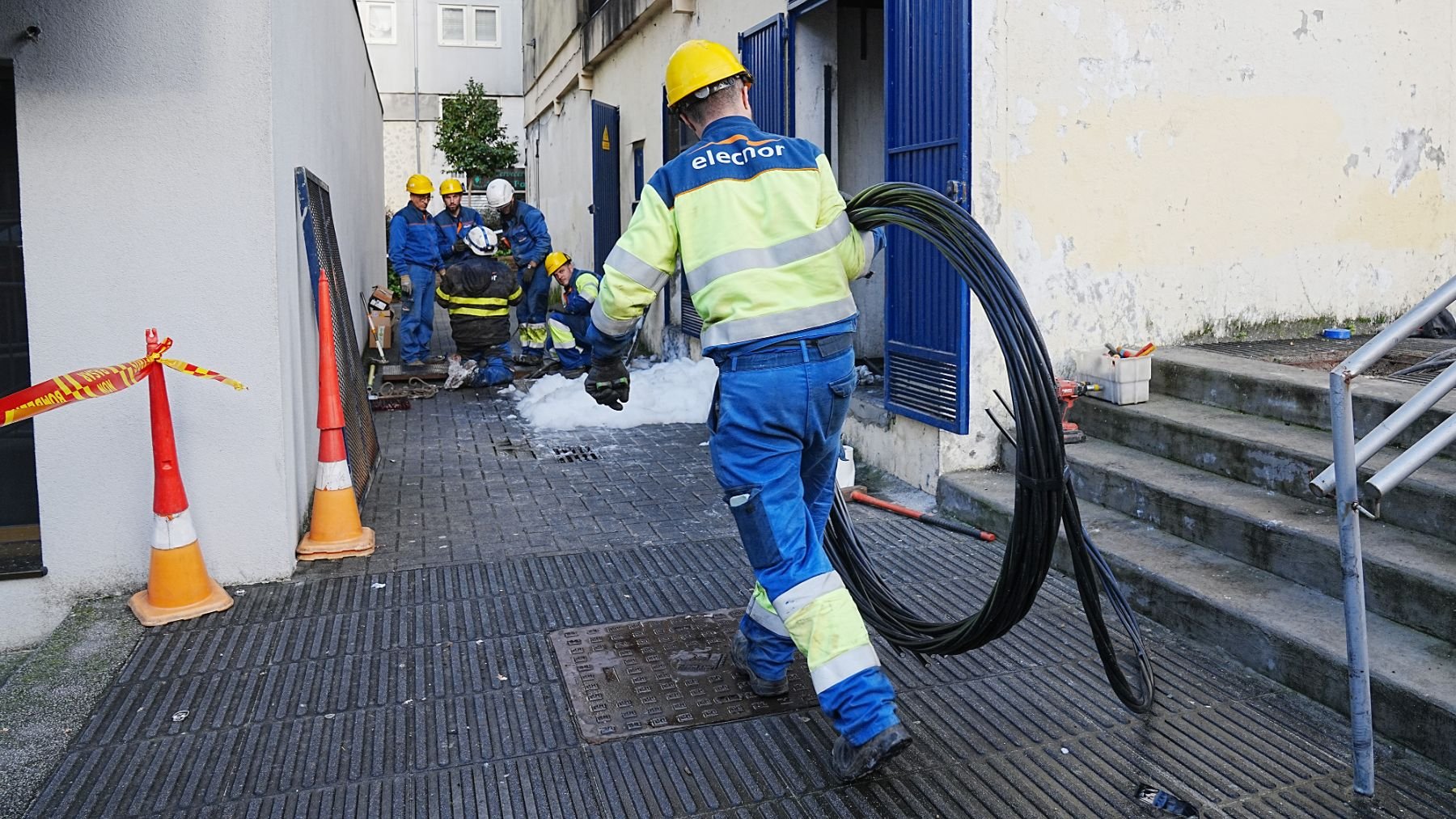 Trabajadores de una compañía eléctrica. (EP)