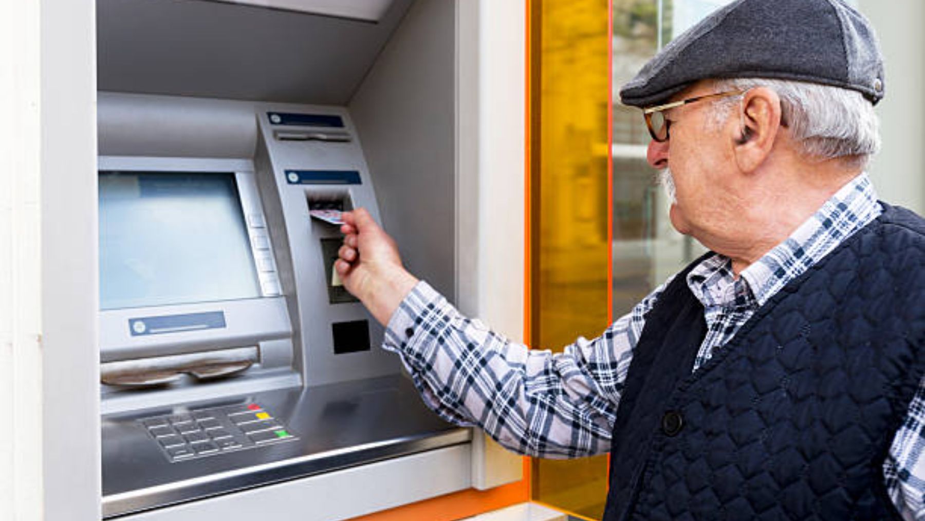 Pensionista en el cajero de un banco.