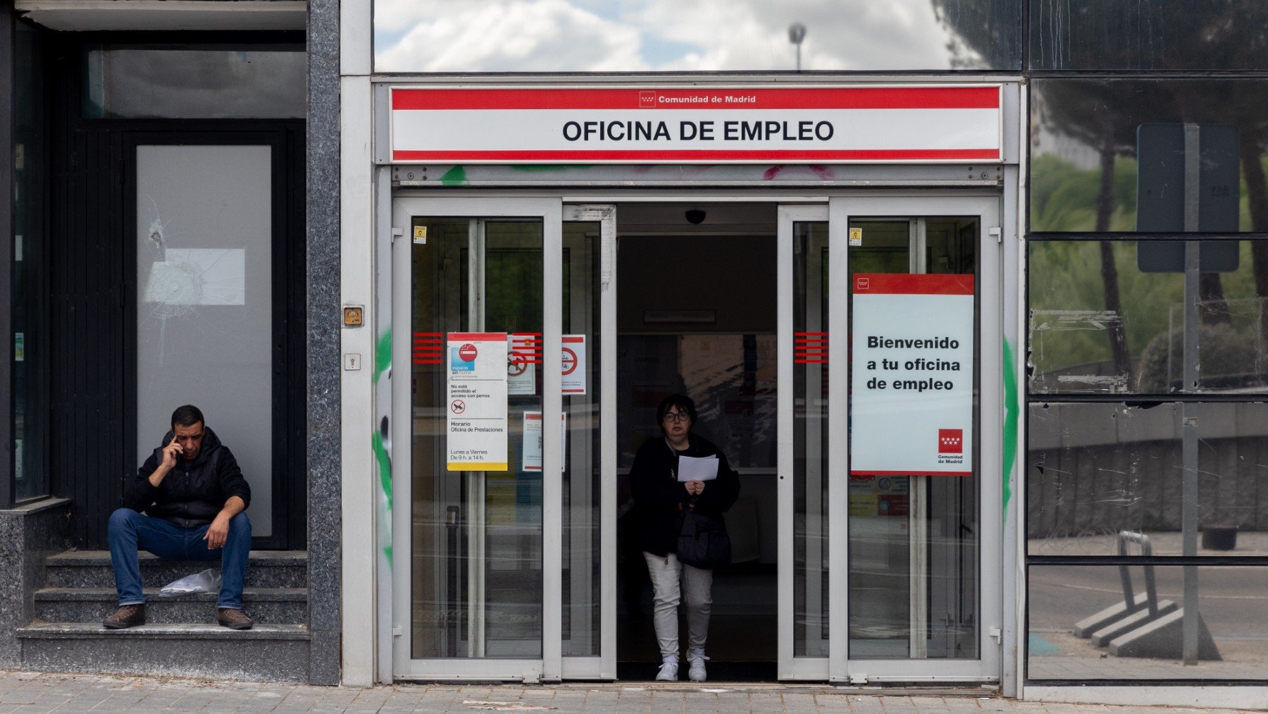 Una mujer sale por la puerta de una oficina de empleo. (EP)