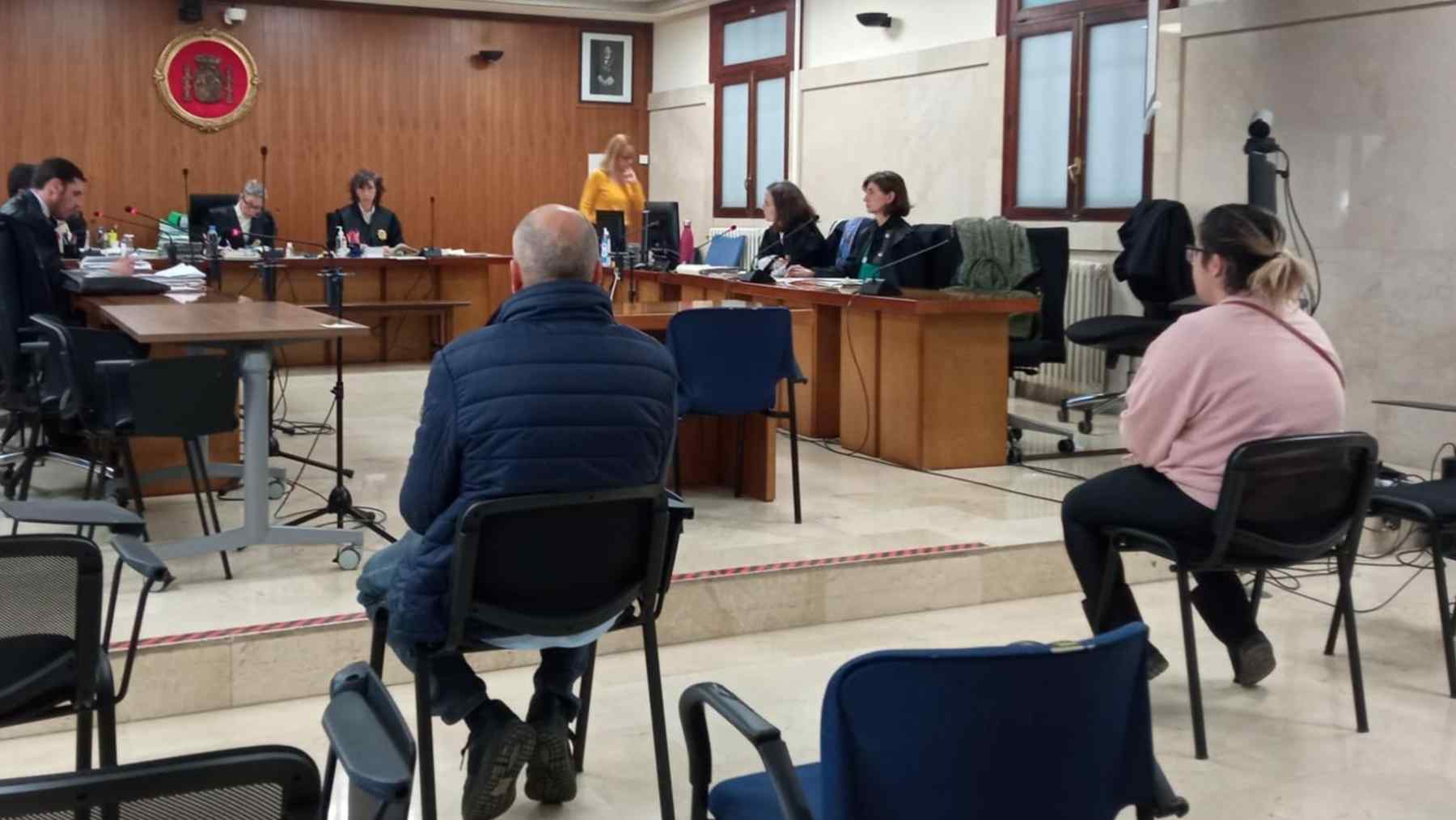 Los condenados, durante la vista celebrada en la Audiencia Provincial. EUROPA PRESS