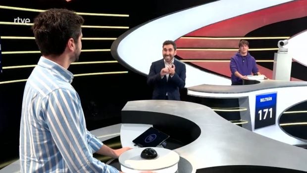 Aitor Albizua se despide de Carlos Rodríguez, el concursante de récord de Cifras y letras (RTVE).