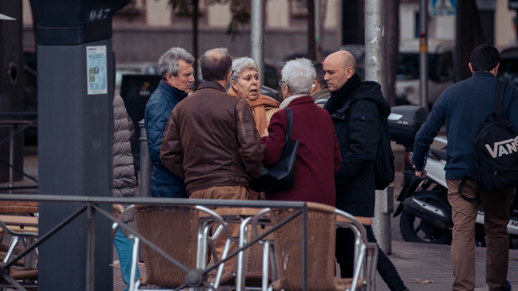 Varias personas conversan en las calles de Madrid. (EP)