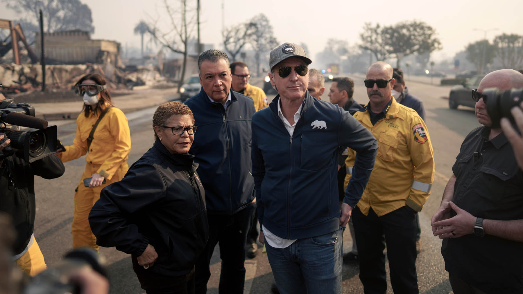 La alcaldesa de Los Ángeles, Karen Bass, cuando por fin regresó de su viaje a Ghana, junto al gobernador, Gavin Newsom. (Foto: Getty)