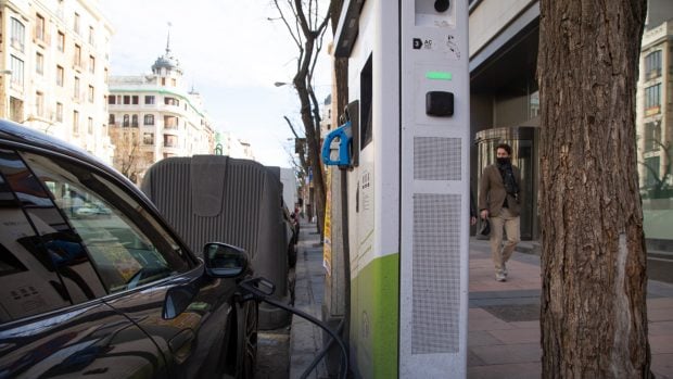 Carga de un coche eléctrico en Madrid