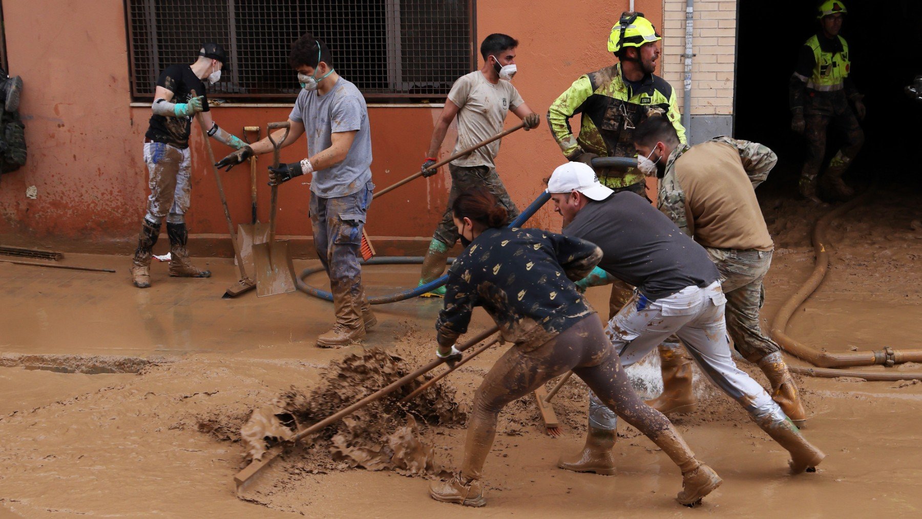 Afectados por la DANA colaboran en las tareas de limpieza en las calles tras el temporal en Valencia