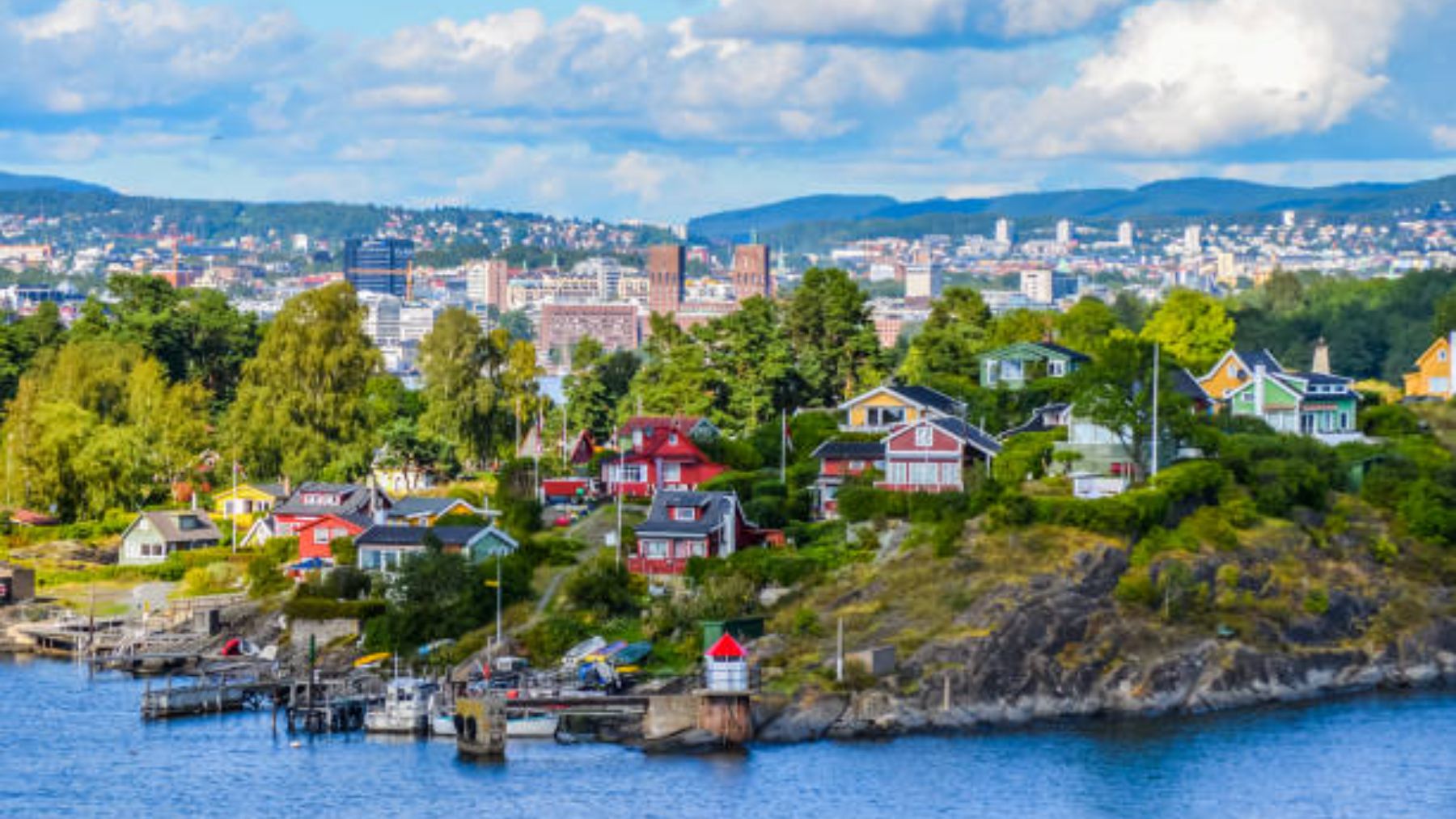 Ciudad europea en el fiordo de Oslo.