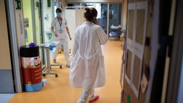 Sanitarios trabajando en un hospital.