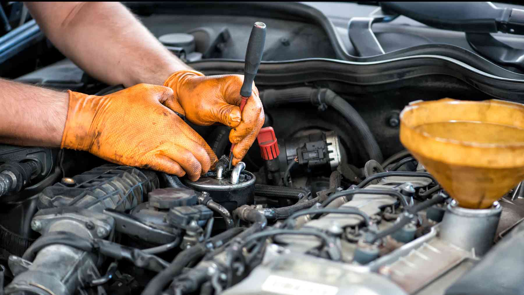 Reparando un coche.