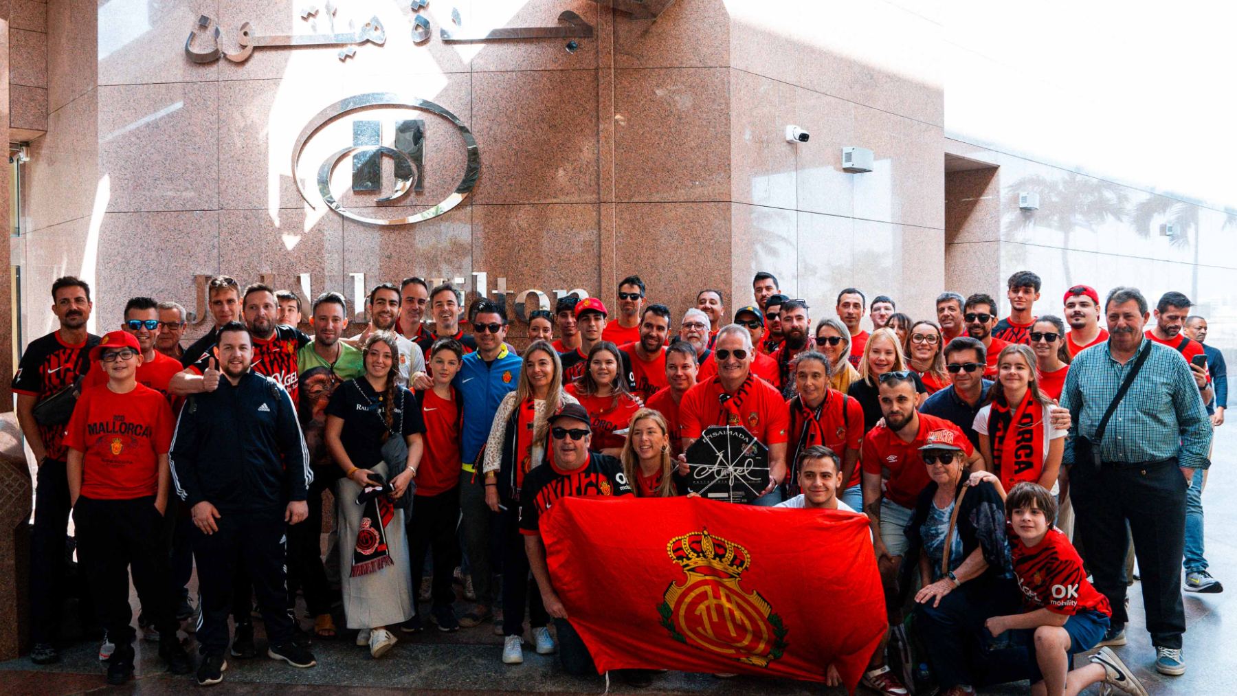 Los aficionados, en la puerta del hotel.