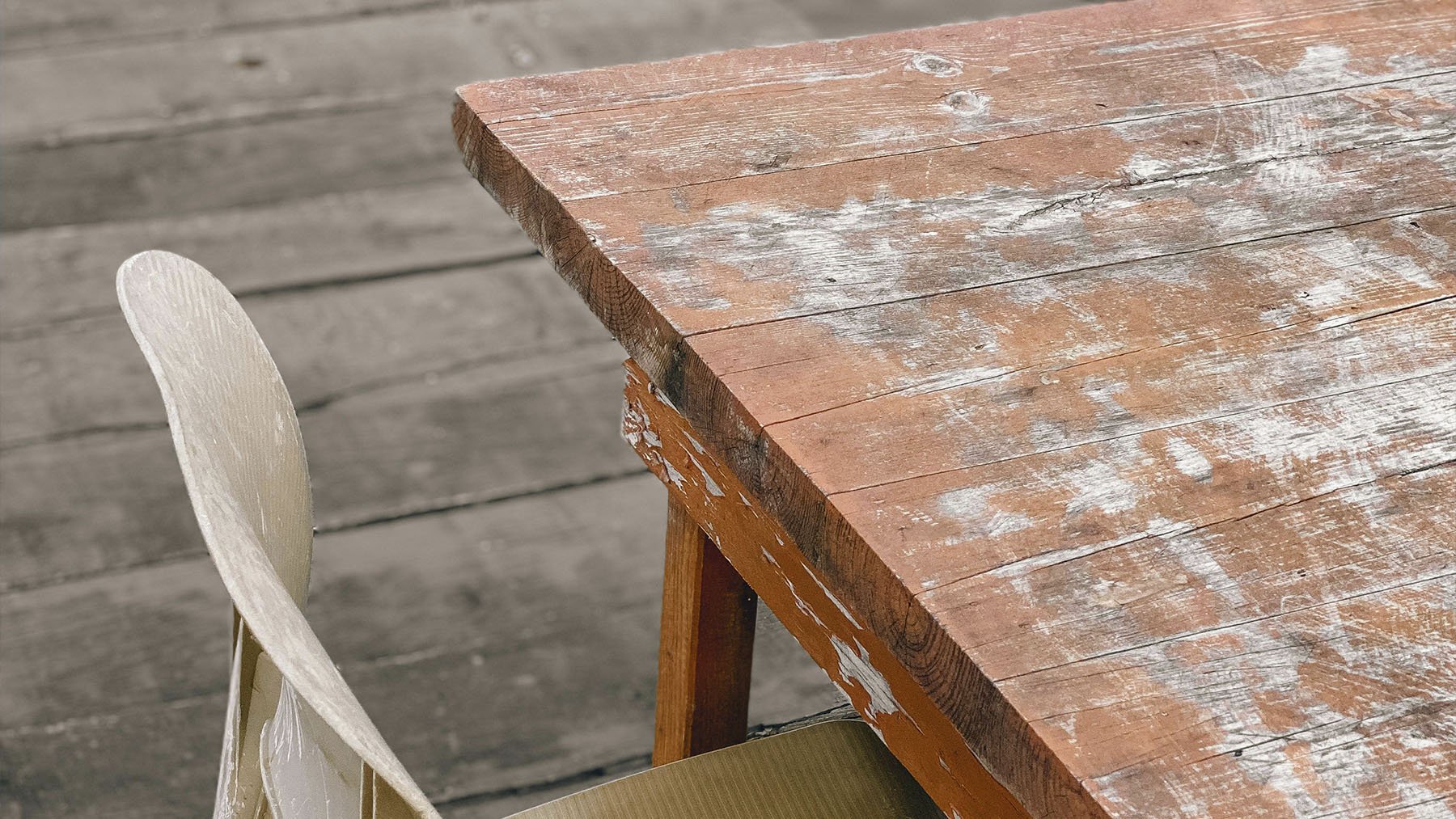 Mesa de madera estropeada. Foto: Pexels.