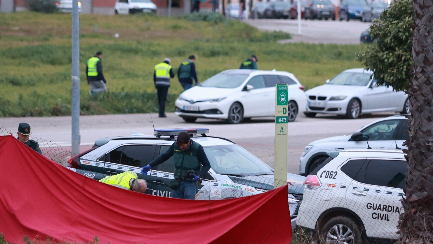 Miembros de la Guardia Civil en el lugar donde se encontraba el cadáver de un menor apuñalado en Gerena (Sevilla).