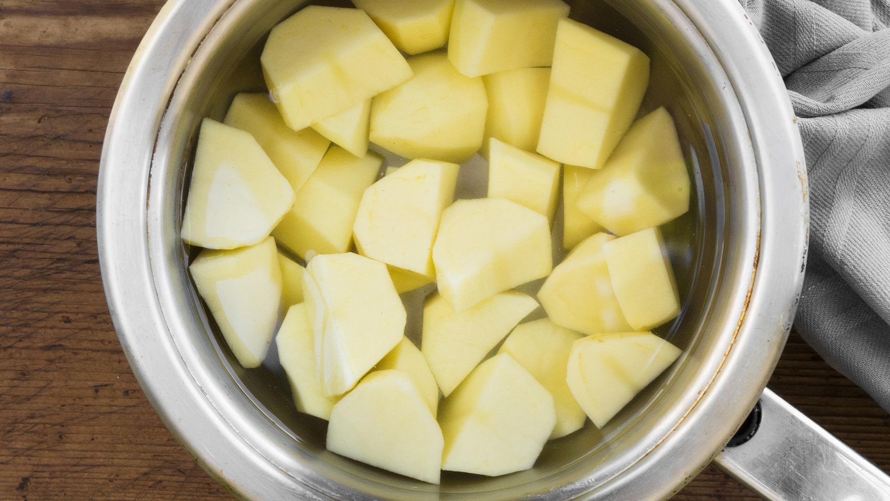 Patatas peladas en una olla. Foto: Freepik.