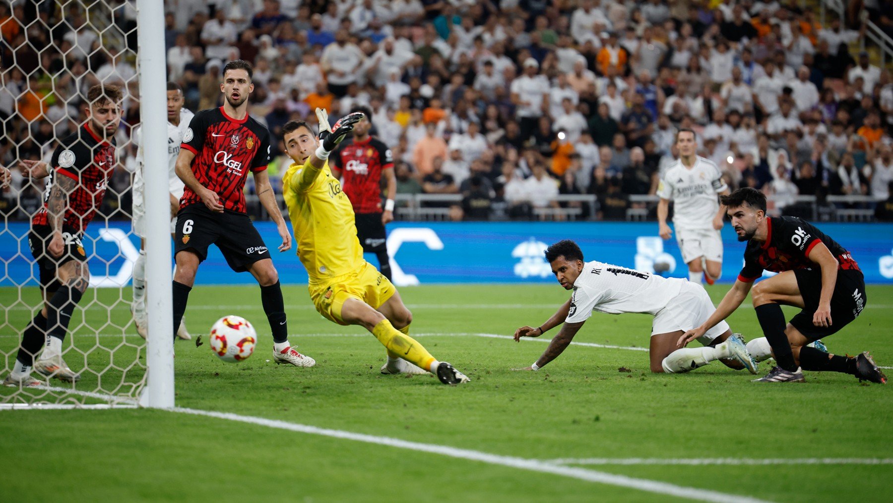 Remate de Rodrygo al poste en la acción previa al 1-0.