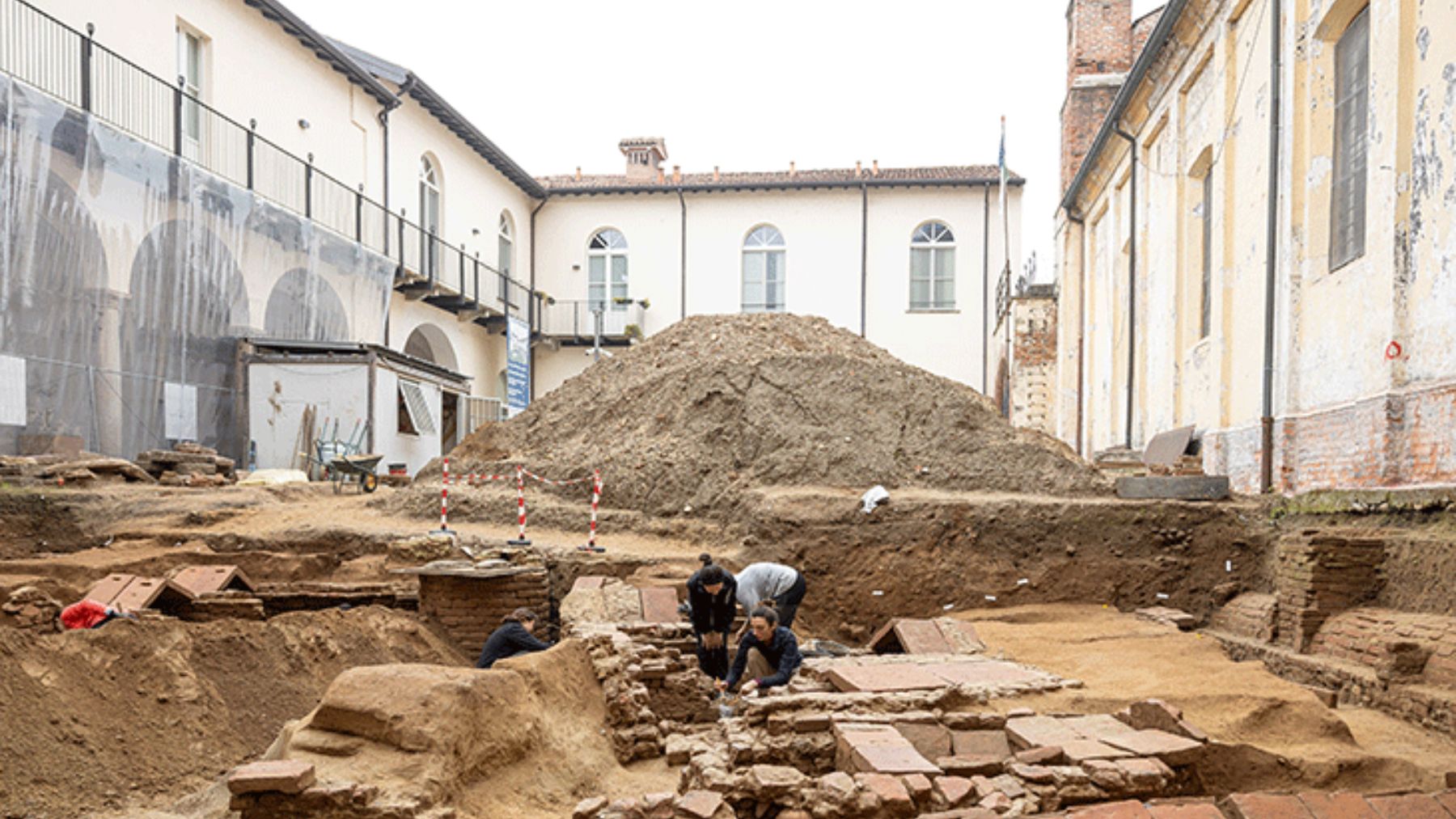 Excavaciones de las tumbas alrededor del mausoleo del rey Ariperto I. Foto: Universidad Católica del Sagrado Corazón