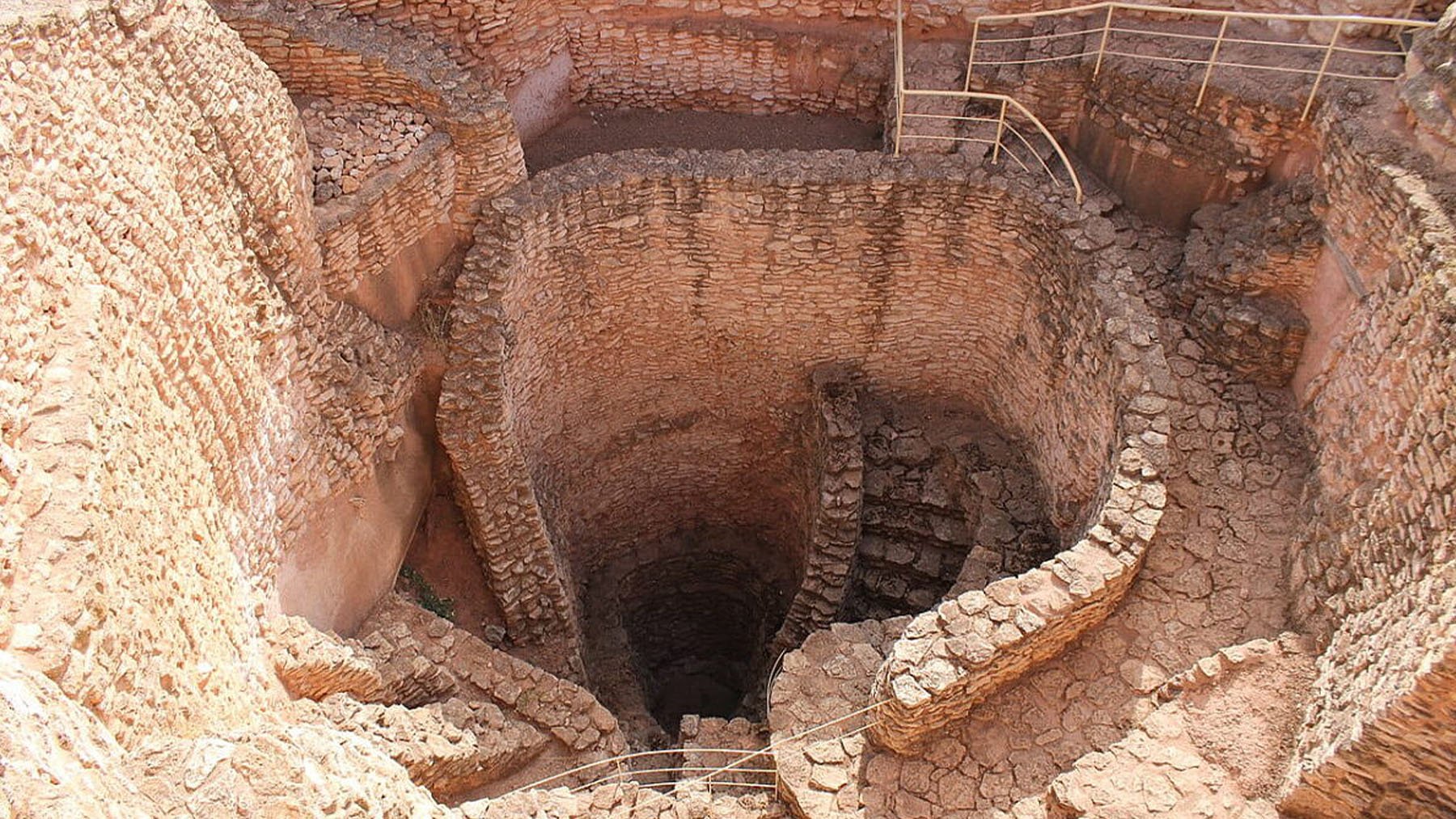 Yacimiento arqueológico de Motilla del Azuer en Daimiel. Foto:  Gobierno de Castilla-La Mancha en Wikimedia Commons