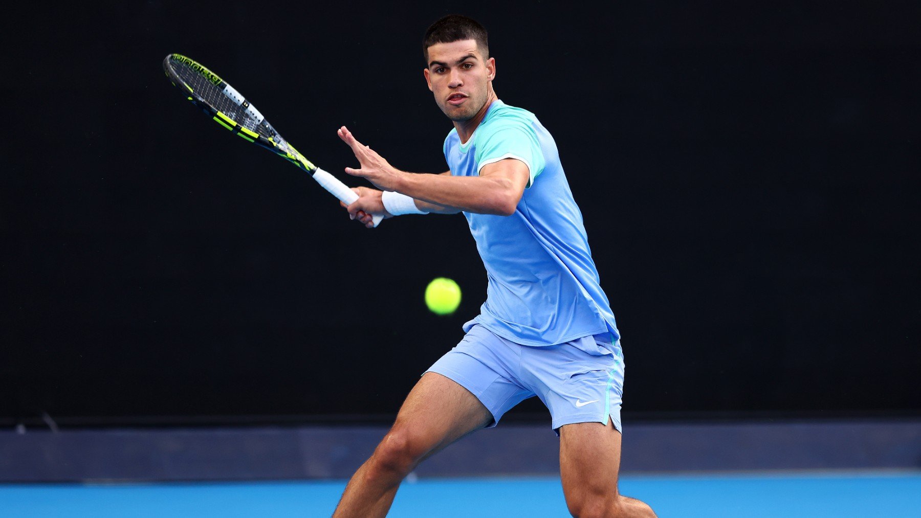 Carlos Alcaraz, durante una de sus exhibiciones previas al Open de Australia. (Getty)