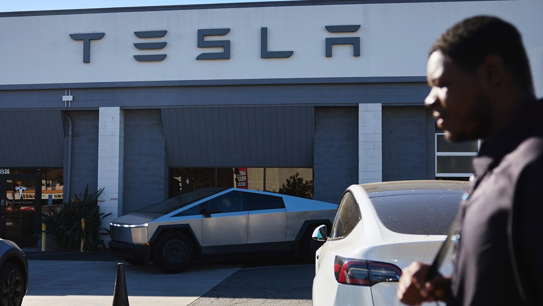 Un concesionario de Tesla en la ciudad californiana de Burbank. (Foto: EFE)