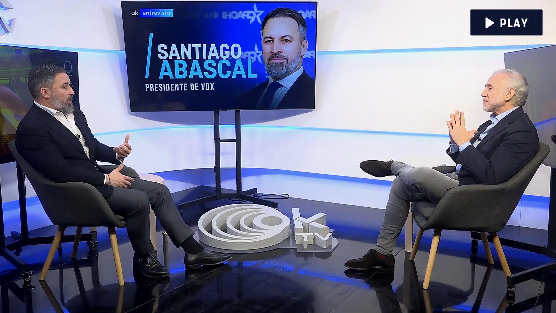 Eduardo Inda durante la entrevista a Santiago Abascal.