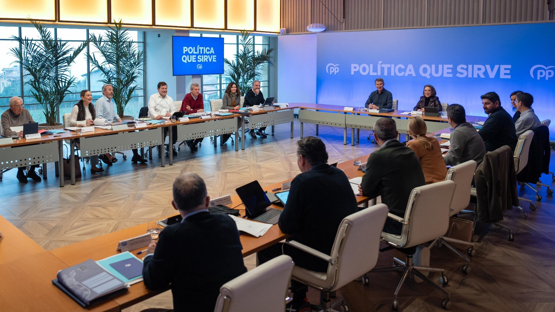 Feijóo con sus barones en Asturias. (Foto: Diego Puerta)