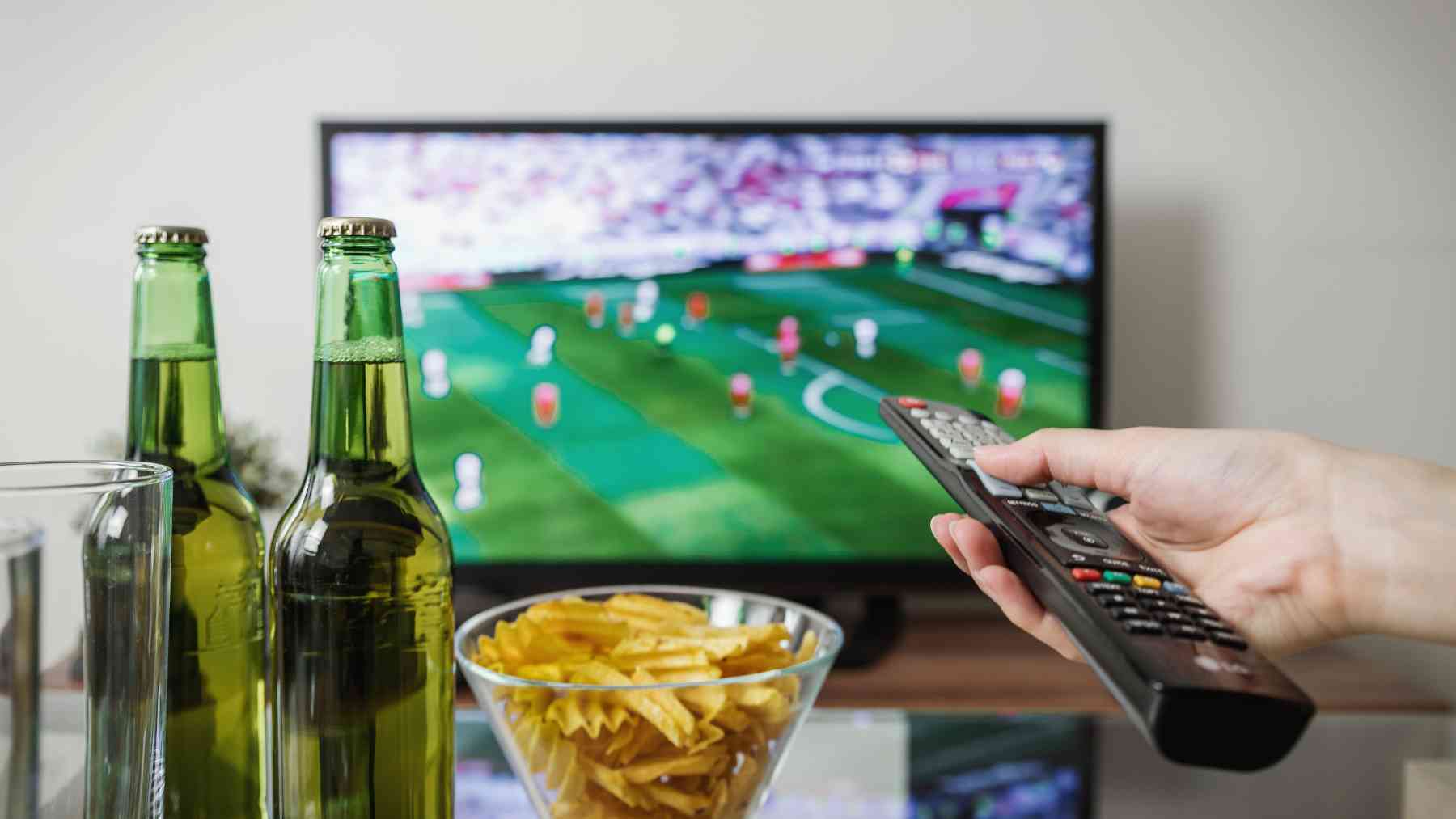 Partido de fútbol en la TV.