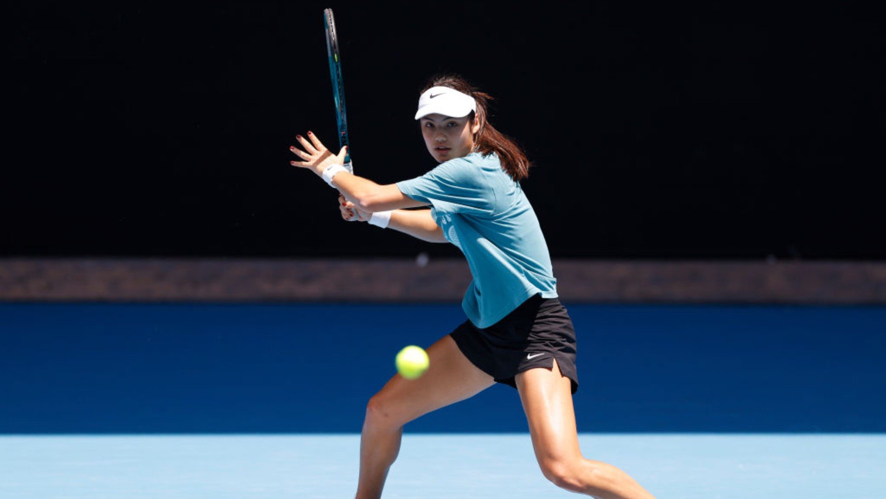 Emma Raducanu durante un entreno previo al Abierto de Australia. (Getty)