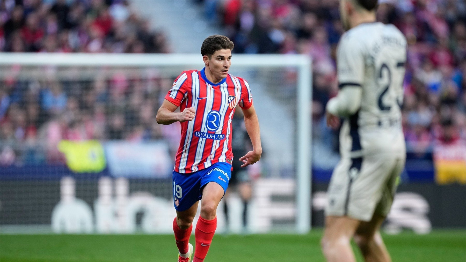 Julián Álvarez, durante el partido contra Osasuna. (EP)