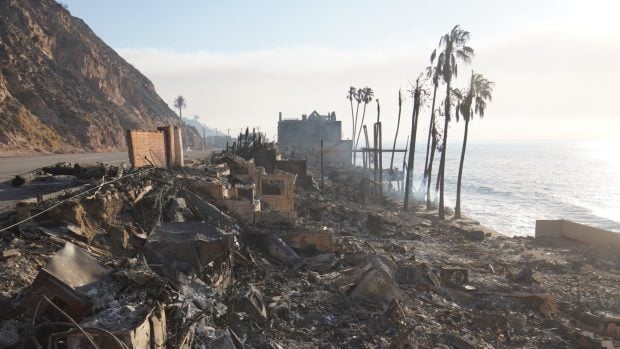 Casas en la costa de Malibú consumidas por el incendio