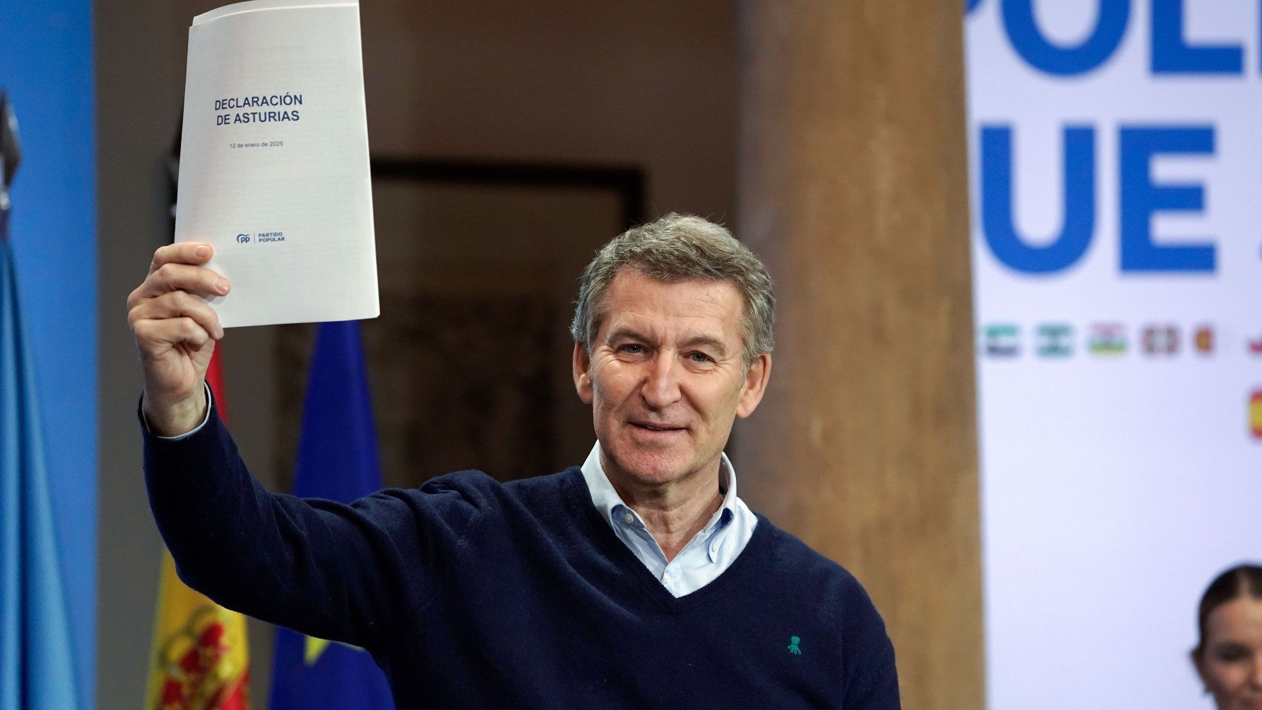 Feijóo con la ‘Declaración de Asturias’. (Foto: EFE)