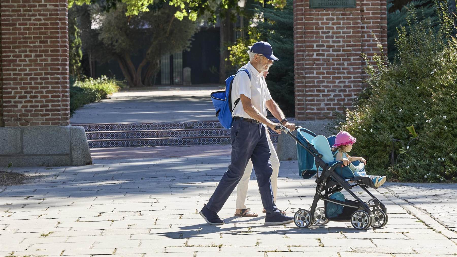 Varias personas pasean con un carrito de bebé. (Europa Press)