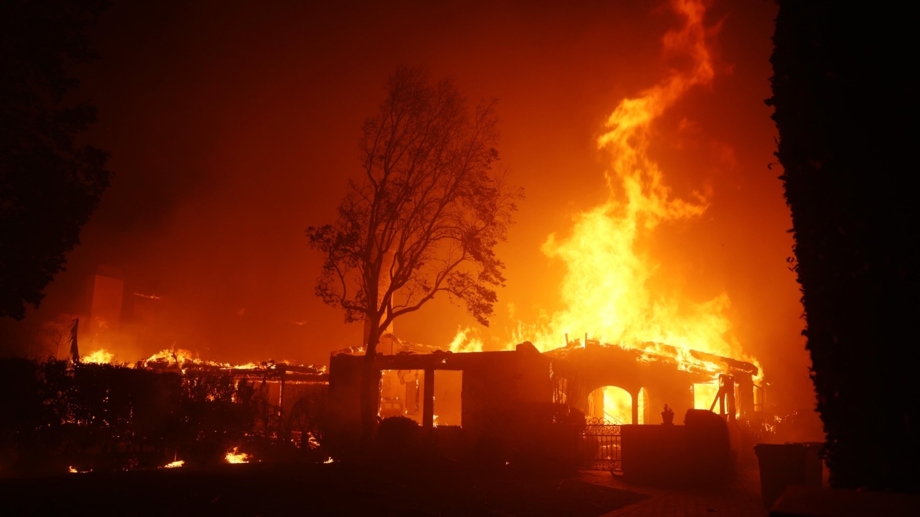 Una casa es devorada por el fuego en la zona de Palisades, California (Foto: EFE)