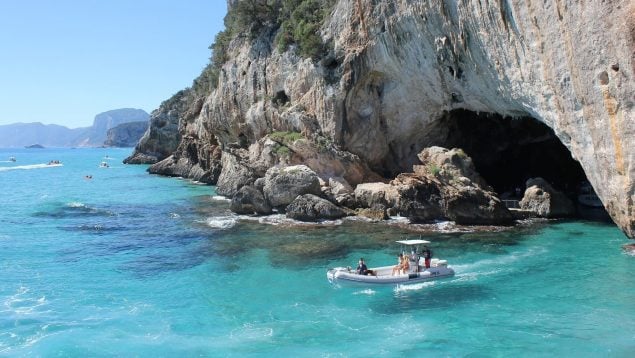 emigrar a Cerdeña, ayudas para emigrar a Italia si eres español, mudarte a una isla italiana desde España, cómo emigrar a otro país de Europa.