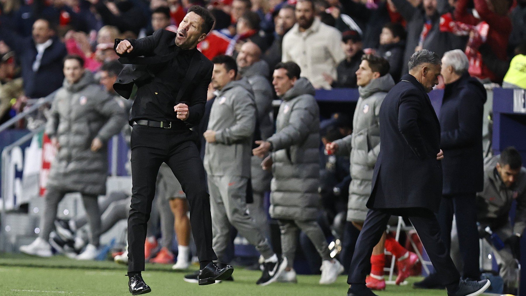 Simeone, celebrando el gol de Julián a Osasuna.