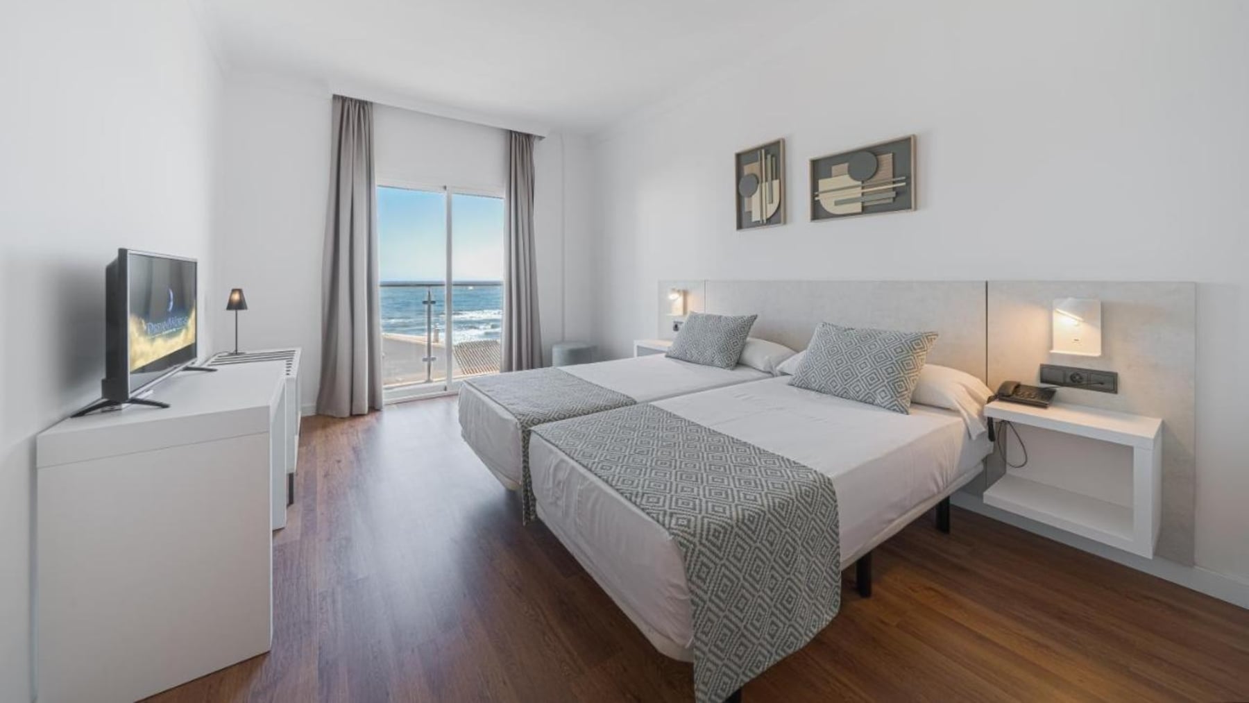 Habitación doble con vistas al mar en el Hotel Urban Beach de Torrox Costa.