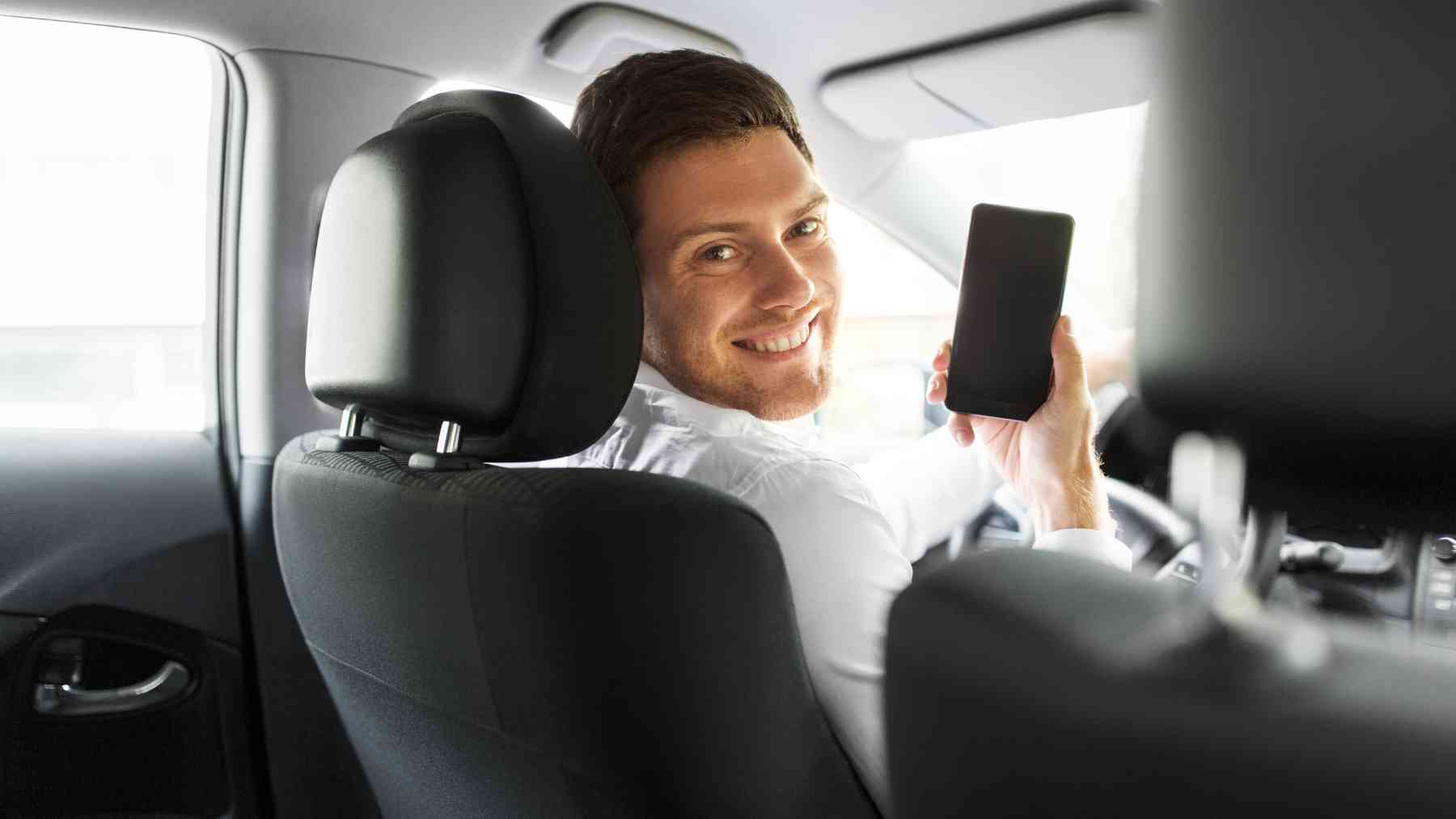 Un conductor con su teléfono.